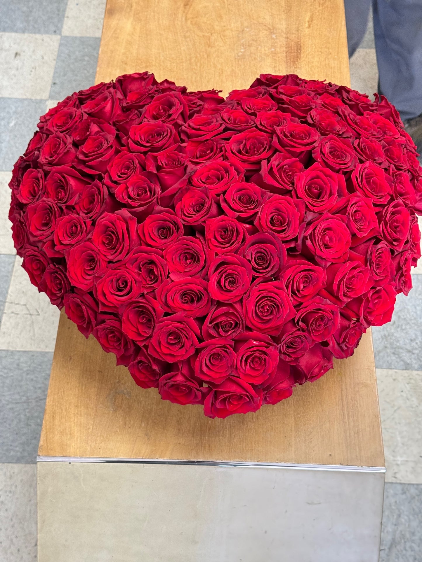 100 Beautiful Roses in a hearth Box image 4
