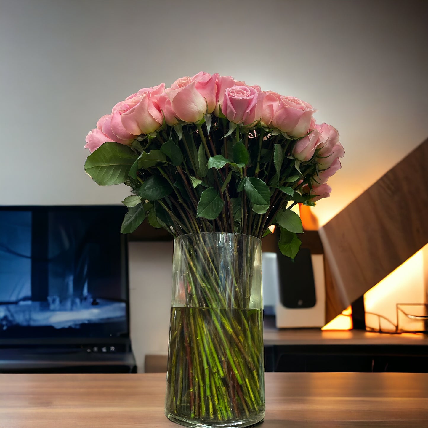 100 Beautiful Light Pink Roses Premium in A Heavy Glass Vase image 2