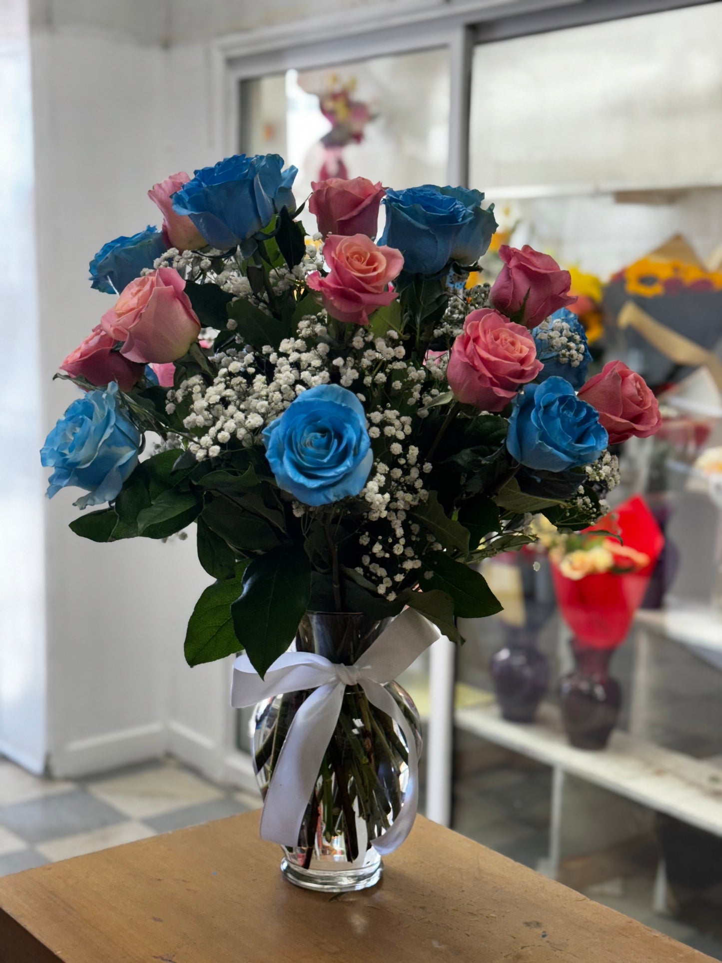 Gender Review 25 Beautiful Roses Arrangement in glass vase image 1