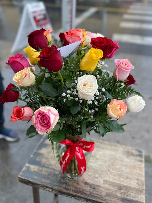 25 ASSORTED PREMIUM ROSES IN A CLEAR VASE image 1