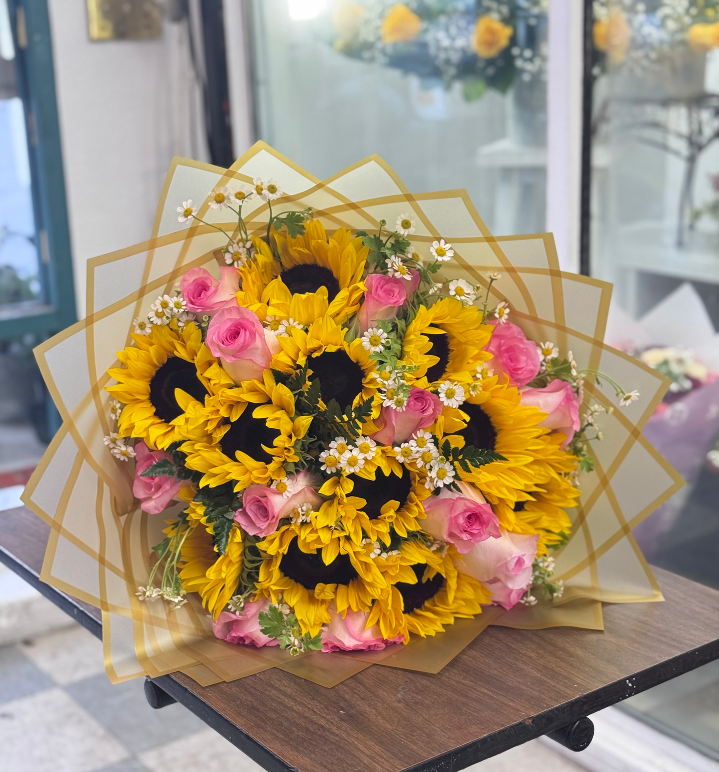 Sunflowers and Pink Roses Buchón with 21 flowers image 0