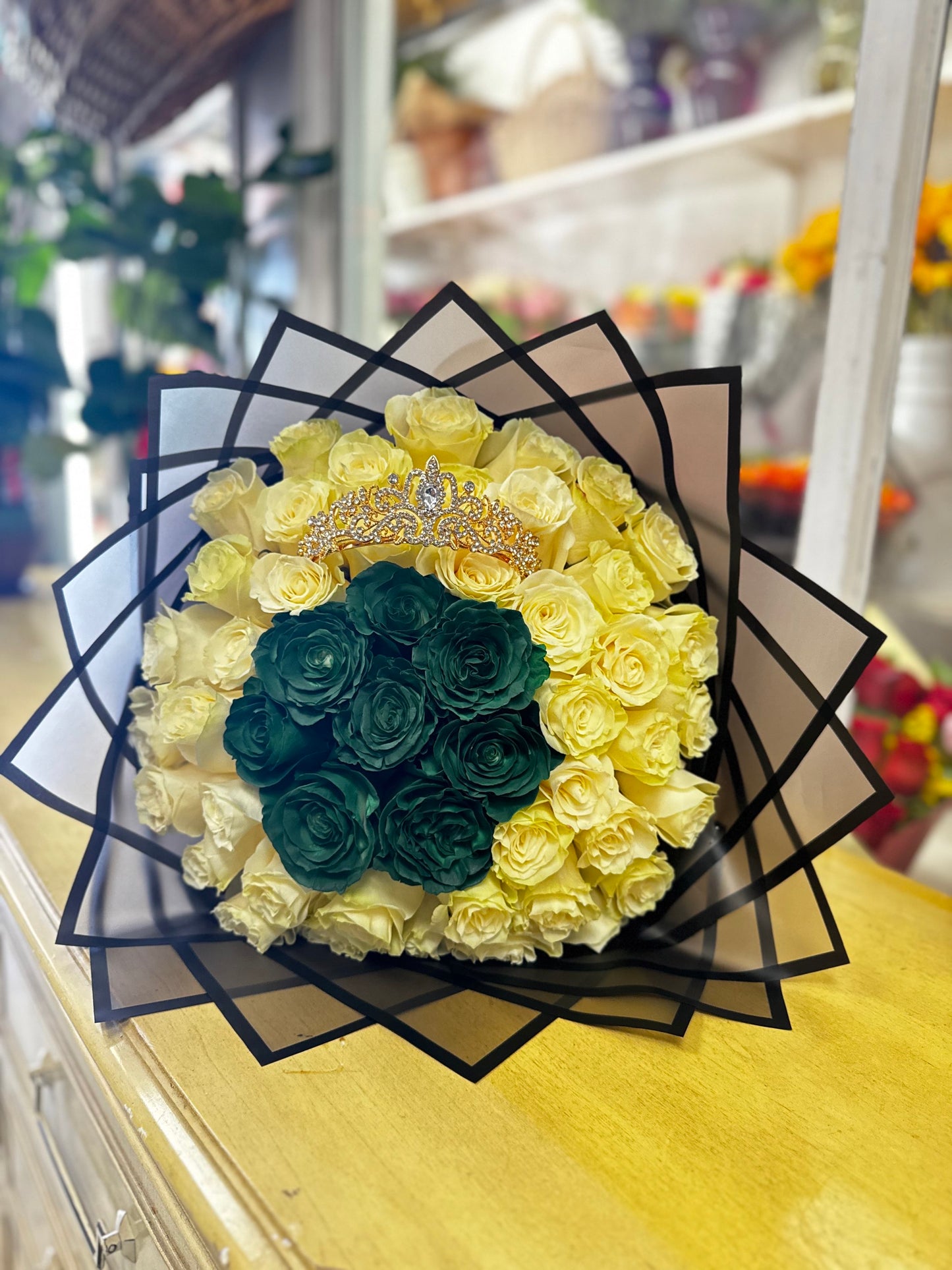 Beautiful 50 Roses Buchon with crown, green and white roses image 0