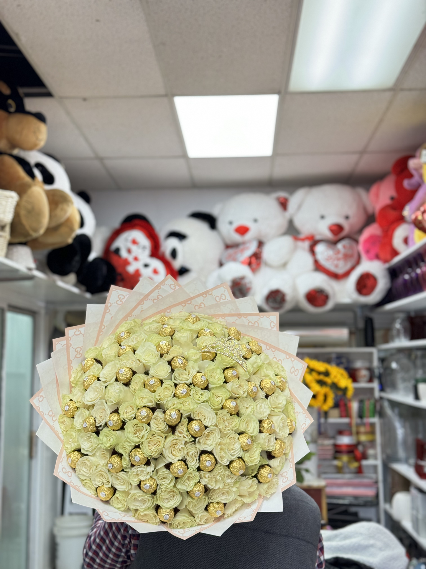 100 Beautiful Premium White Roses big Bouquet with Ferrero chocolate image 0