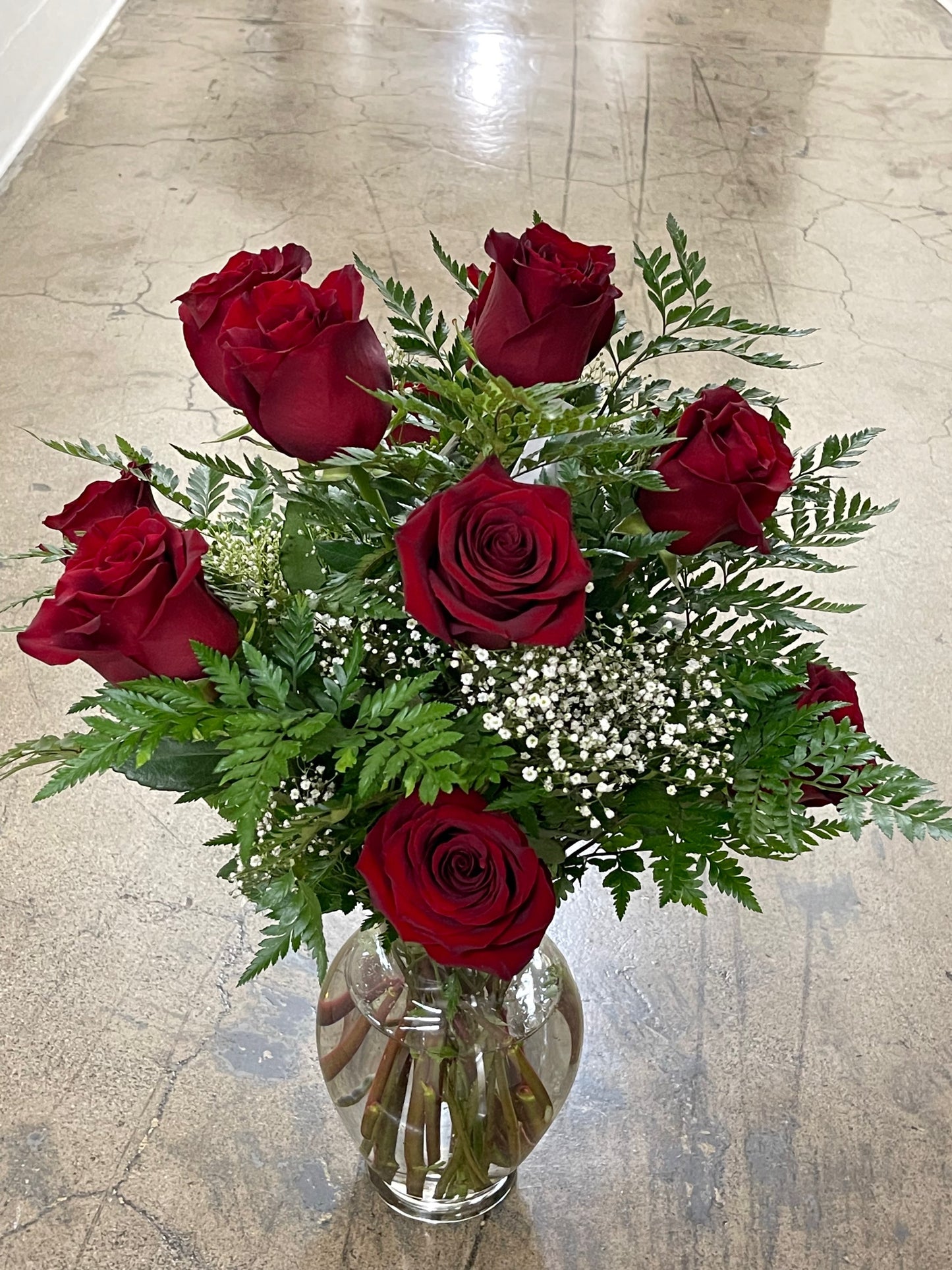 (Doz) 12 Premium Deep Red Roses in Glass Vase image 0