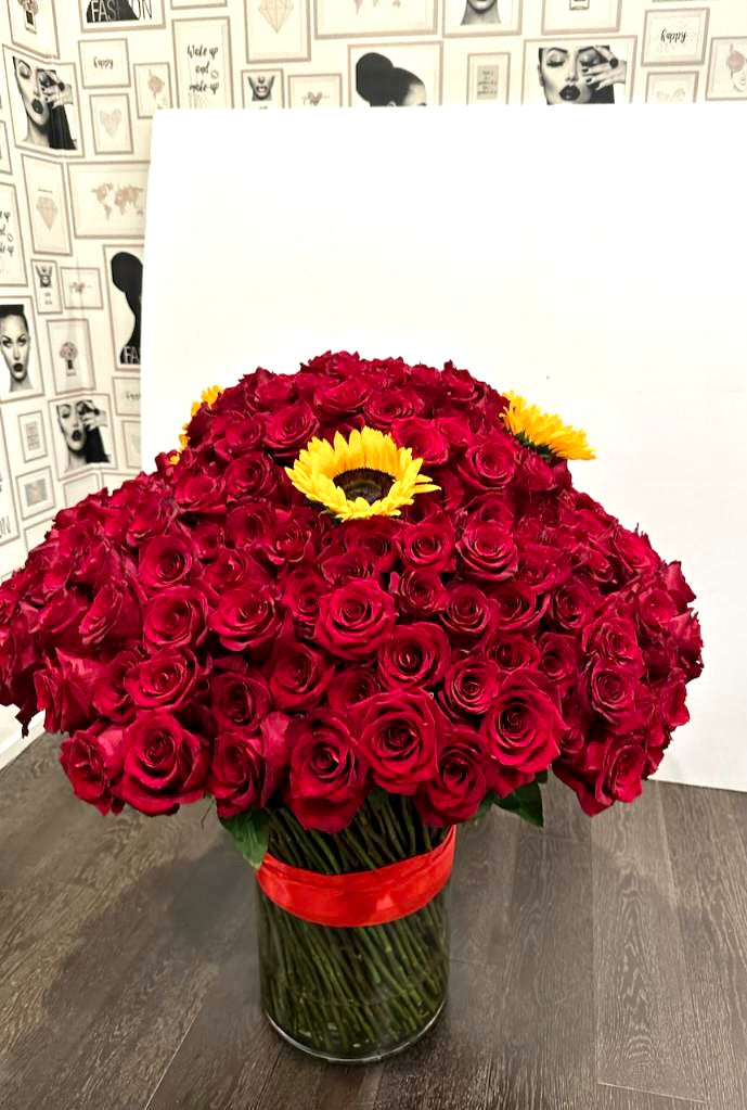 300 Long Stem Red Roses Premium in Heavy duty Vase image 0
