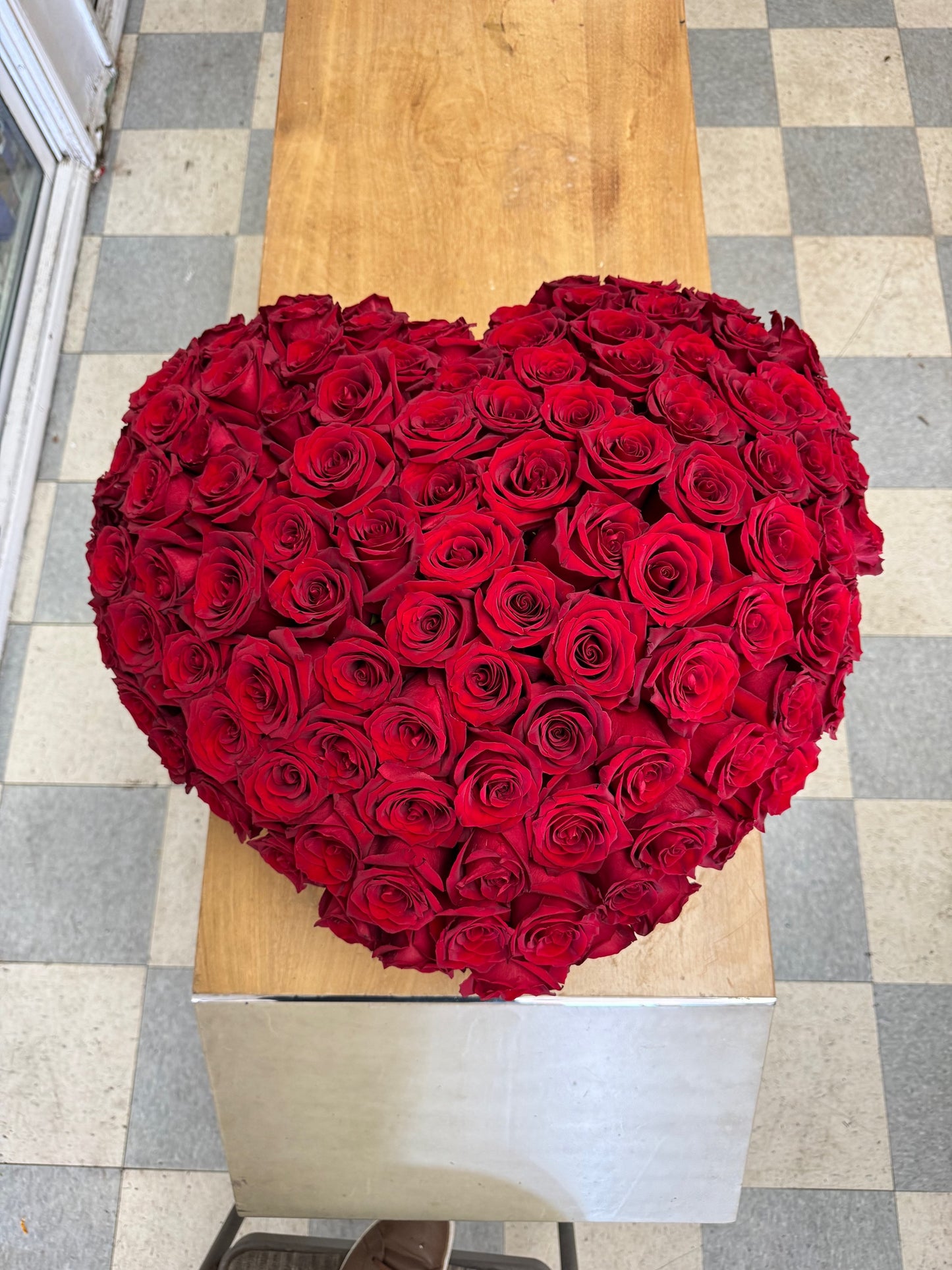 100 Beautiful Roses in a hearth Box image 3