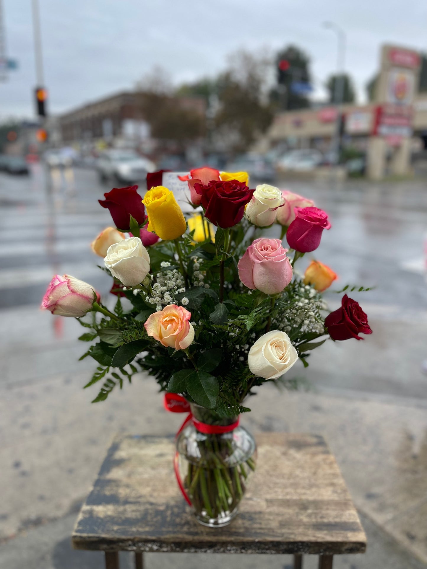 25 ASSORTED PREMIUM ROSES IN A CLEAR VASE image 2