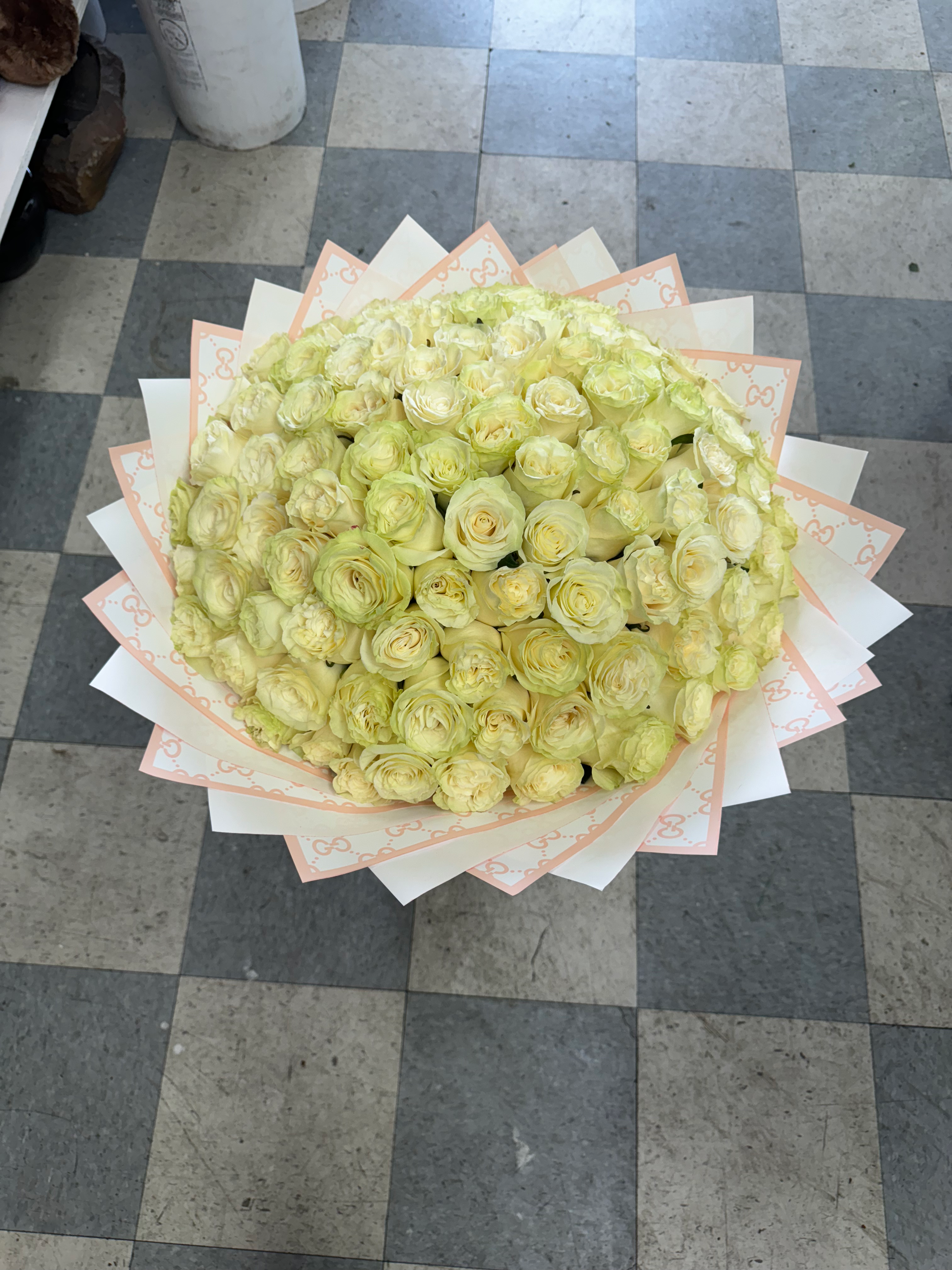 Beautiful 100 plain Premium White roses Buchon image 0