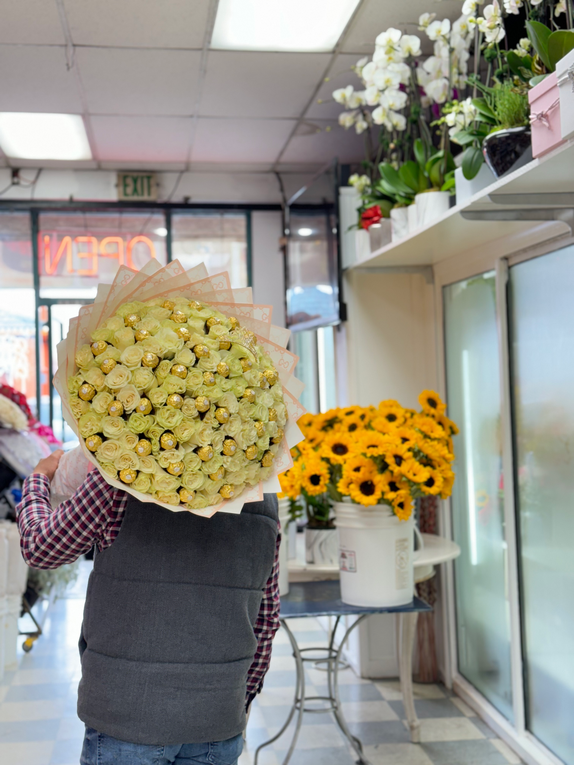 100 Beautiful Premium White Roses big Bouquet with Ferrero chocolate  image 2
